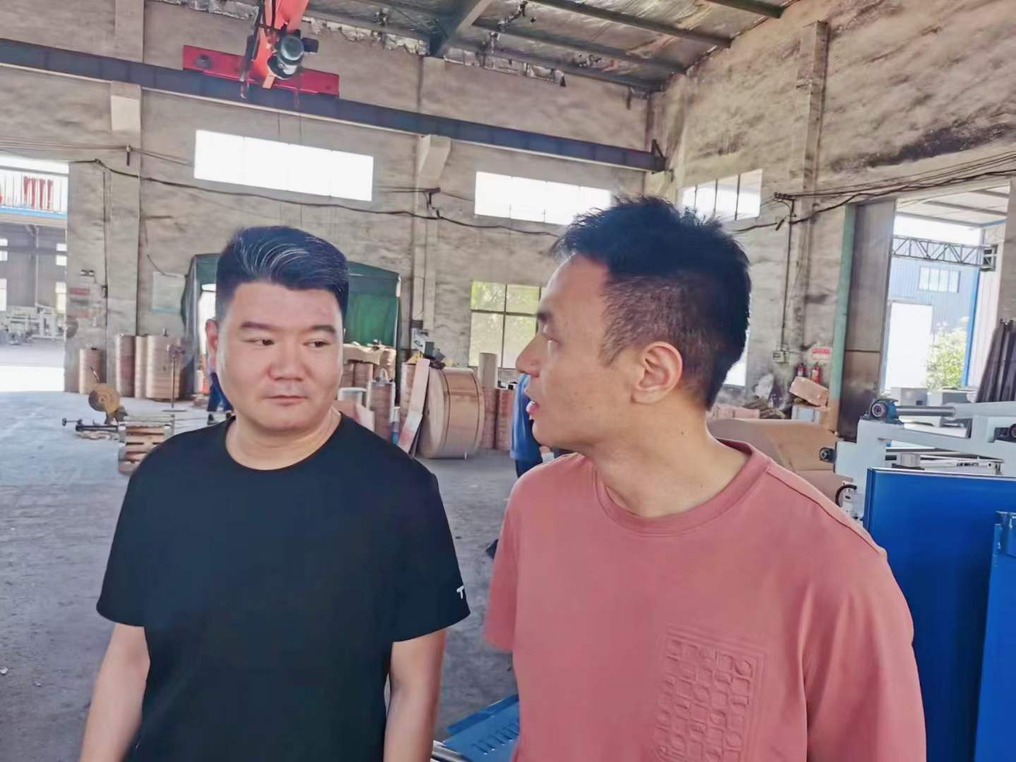 熱烈歡迎西工大趙盼博士后、教授帶領科研團隊到上高縣雙新紙桶設備有限公司考察，雙方就全自動鐵箍紙桶設備流水線的研發達成了初步的意向。